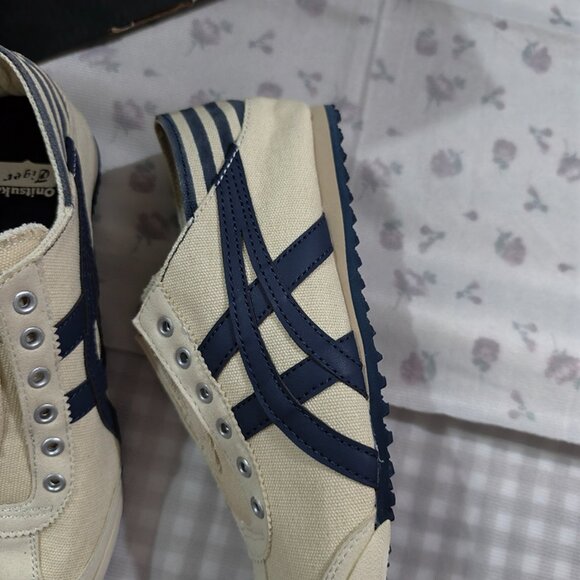 Onitsuka Tiger Classic Canvas Low-Top Sneakers - Picture 4 of 7